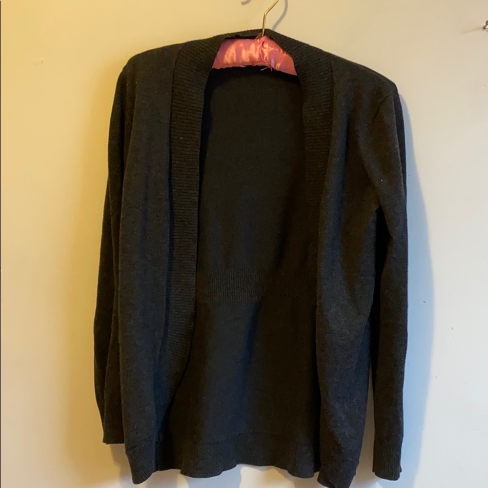 Gray long-sleeved open sweater